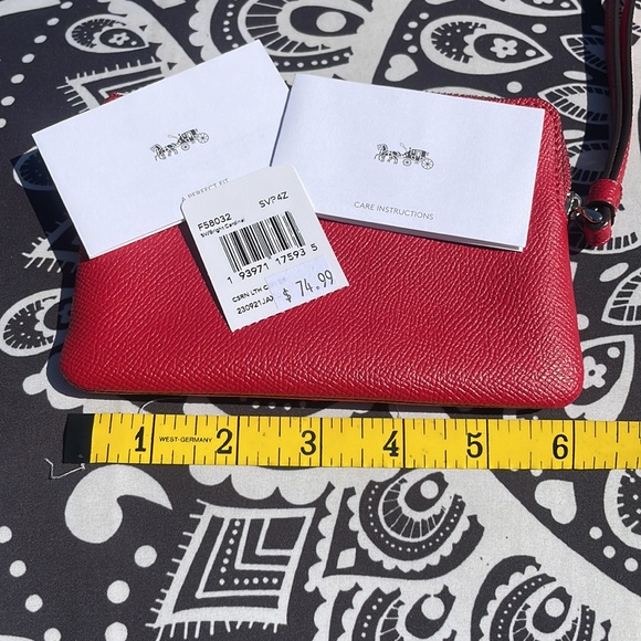 NWT Bright Cardinal Coach Corner Zip Wristlet - Picture 4 of 6